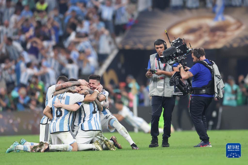 阿根廷队球员梅西（右）在加时赛中射门得分